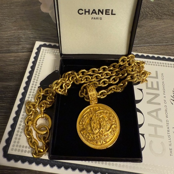 CHANEL Vintage Gold Textured CC Medallion Pendant Chain Necklace - Picture 1 of 9